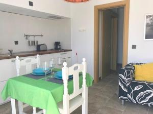 una cucina con tavolo e tovaglia verde di Sunny Studio Lanzarote a Charco del Palo