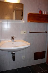 上蒂利拉赫的住宿－Josef und Alexandra Ganner，浴室设有白色水槽和镜子