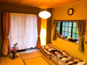 sala de estar con sofá frente a una ventana en Nikko Dream House, en Nikko
