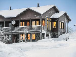 una casa cubierta de nieve delante en Holiday Home Karhu a by Interhome en Saariselka