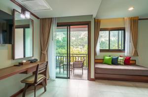 TV a/nebo společenská místnost v ubytování Andaman Breeze Resort