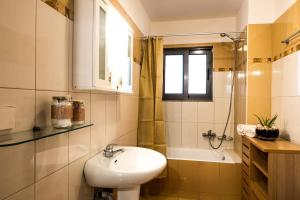 A bathroom at Holy Paraskevi Apartment Még 21 kép