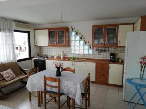 Kuchyňa alebo kuchynka v ubytovaní Dora's House comfortable apartment with a yard and view