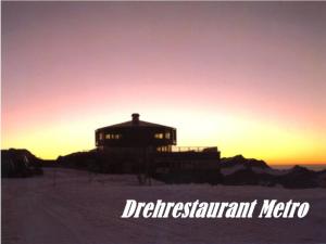 サースフェーにあるApartment Chalet Saasia by Interhomeの日没のある山頂の建物