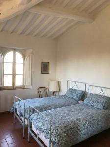 Posteľ alebo postele v izbe v ubytovaní villa montalcino palazzina castelverdelli