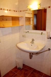 łazienka z umywalką i toaletą w obiekcie Josef und Alexandra Ganner w mieście Obertilliach