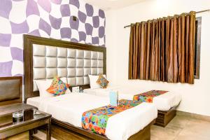 Postel nebo postele na pokoji v ubytování FabHotel De Sivalika - 500m from Belur Math