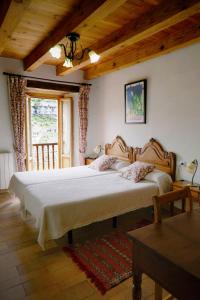 Un dormitorio con una cama grande en una habitación. en Hotel Rural La Puebla, en Orbaneja del Castillo