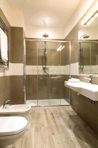 uma casa de banho com um chuveiro, um WC e um lavatório. em Borghetto Guest House em Roma