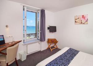 A television and/or entertainment centre at Logis Hotel Belle-Vue