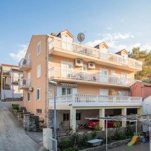 un immeuble d'appartements avec un balcon et une rue dans l'établissement Villa Voinic 2, à Cavtat