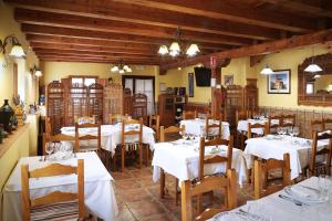 Un restaurante o sitio para comer en Hotel Rural La Puebla
