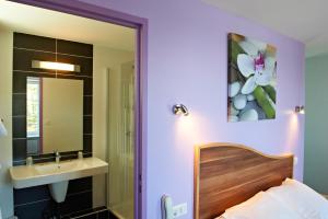 A bathroom at Logis Hotel Belle-Vue