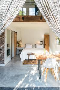 um quarto com uma cama e uma mesa em Bed en Breakfast Puur8a em Duizel