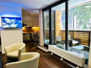 TV a/nebo společenská místnost v ubytování Útulný apartmán u Mumlavských vodopádů