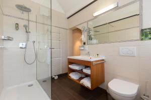 La salle de bains est pourvue de toilettes, d'un lavabo et d'une douche. dans l'établissement Hotel Sacher Baden, à Baden