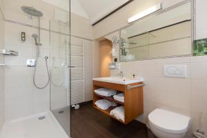 Koupelna v ubytování Hotel Sacher Baden + 37 fotografií