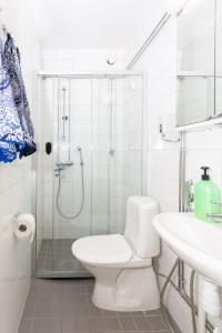 トゥルクにあるApartment Turku City Center host by B&B Tuureのシャワー、トイレ、洗面台を備えたバスルーム