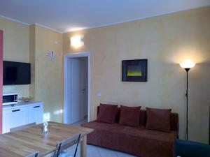 - un salon avec un canapé et une table dans l'établissement ALASSIO Trilocale a 50mt dal mare, à Alassio