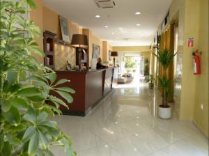 eine Lobby mit Rezeption und Topfpflanzen in der Unterkunft MARAVAL in Oran
