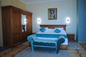ein Schlafzimmer mit einem Bett und einem blauen Fußhocker in der Unterkunft MARAVAL in Oran + 39 Fotos
