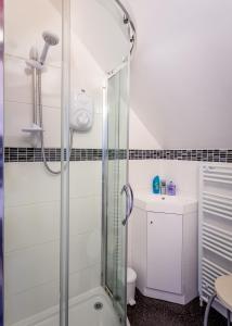 a bathroom with a shower and a sink at Ashgrove House in Stratford-upon-Avon