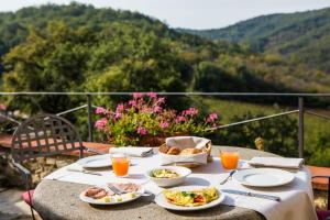 Galeriebild der Unterkunft Borgo Livernano - Farmhouse with pool in Radda in Chianti