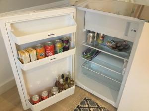 - un réfrigérateur ouvert avec de la nourriture et des boissons dans l'établissement De Fugelsang, à Jonkersland
