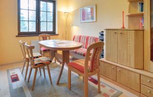 una stanza con un tavolo, sedie e un divano di Żółty Apartament Sun Seasons 24 w Karpaczu z Balkonem by Noclegi Renters a Karpacz Altre 5 foto