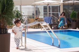 Kolam renang di atau dekat dengan The Royal Riviera Hotel Doha