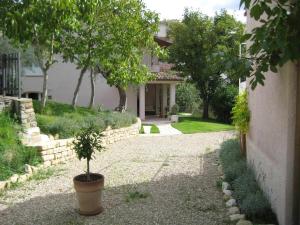 ein Haus mit einem Baum in einem Topf neben einer Auffahrt in der Unterkunft Altrocanto in Farindola