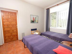 Lova arba lovos apgyvendinimo įstaigoje Holiday Home Eldorado Playa Villa Serge by Interhome
