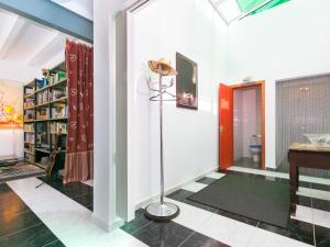 un pasillo con una lámpara de pie y un estante para libros en Holiday Home Ave de Paso by Interhome, en Fortià