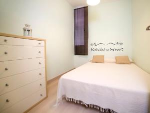 um quarto com uma cama branca e uma cómoda em Apartment Europa I by Interhome em Calpe
