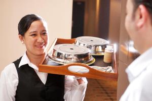 Ahli kakitangan di The Royal Riviera Hotel Doha