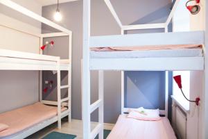 Łóżko lub łóżka piętrowe w pokoju w obiekcie Instahostel on Fontanka