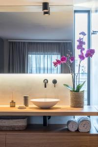 Kúpeľňa v ubytovaní Hub Suites, Luxury living in Athens + 37 fotografií