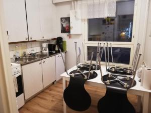 una cocina con 2 sillas de guitarra en apartment in great location, en Helsinki