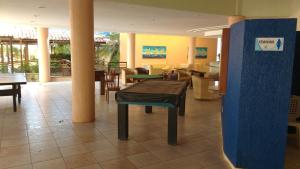 une salle à manger avec une table et des chaises dans un restaurant dans l'établissement FLAT VILA DO MAR, à Aquiraz
