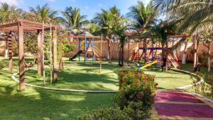 un parc avec une aire de jeux avec un toboggan dans l'établissement FLAT VILA DO MAR, à Aquiraz