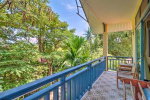 查汶的住宿－Baan Patcharintorn Samui，房屋设有蓝色阳台,配有椅子和树木