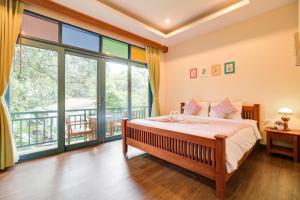 um quarto com uma cama e uma varanda em Baan Patcharintorn Samui em Chaweng