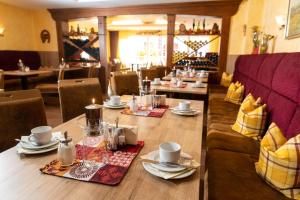 a dining room with a table and a couch at Rheinhotel Rüdesheim - Wellness in Rüdesheim am Rhein