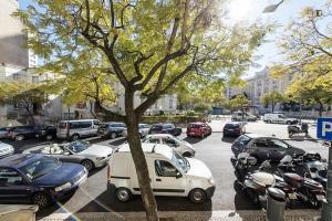 ein Auto parkt auf einem Parkplatz mit geparkten Autos in der Unterkunft Saldanha Prestige in Lissabon