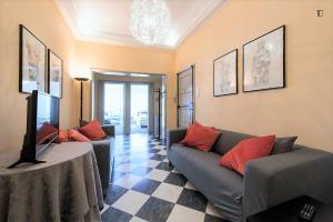 ein Wohnzimmer mit 2 Sofas und einem Tisch in der Unterkunft Saldanha Prestige in Lissabon