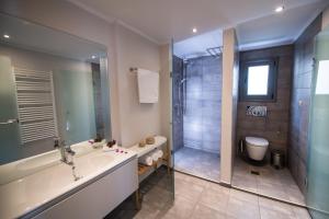 Kúpeľňa v ubytovaní Drakatos Villas + 37 fotografií