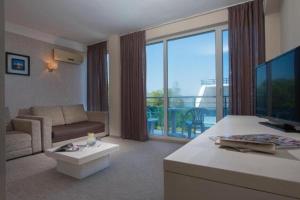 TV a/nebo společenská místnost v ubytování Hotel Eskada Beach