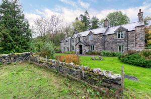 an old stone house in the middle of a field at 2 Tan-y-castell in Dolwyddelan