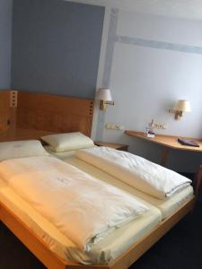 Postel nebo postele na pokoji v ubytování Mokni's Palais Hotel & SPA
