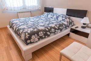 Un pat sau paturi într-o cameră la Apartamento Ria de Boo, Con patio privado